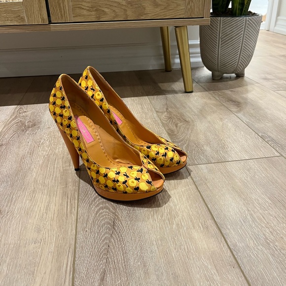 Betsey Johnson Yellow Floral Peep Toe Heels - Picture 1 of 3